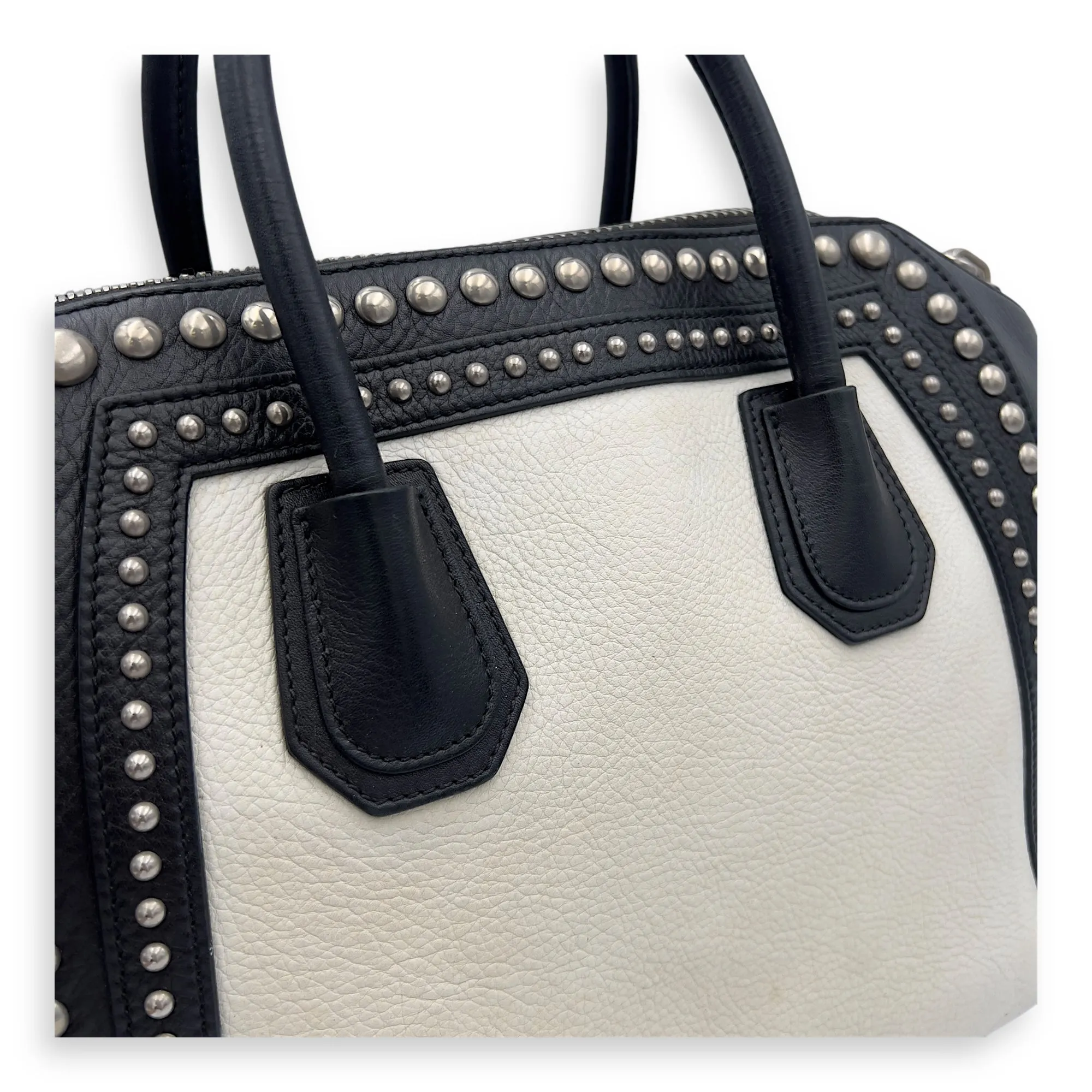 Antigona Top Handle Bag White in Calfskin, Silver hardware