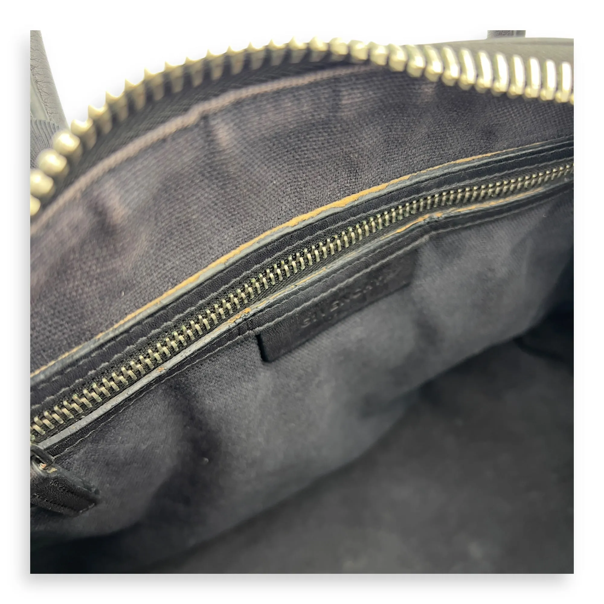 Antigona Top Handle Bag White in Calfskin, Silver hardware