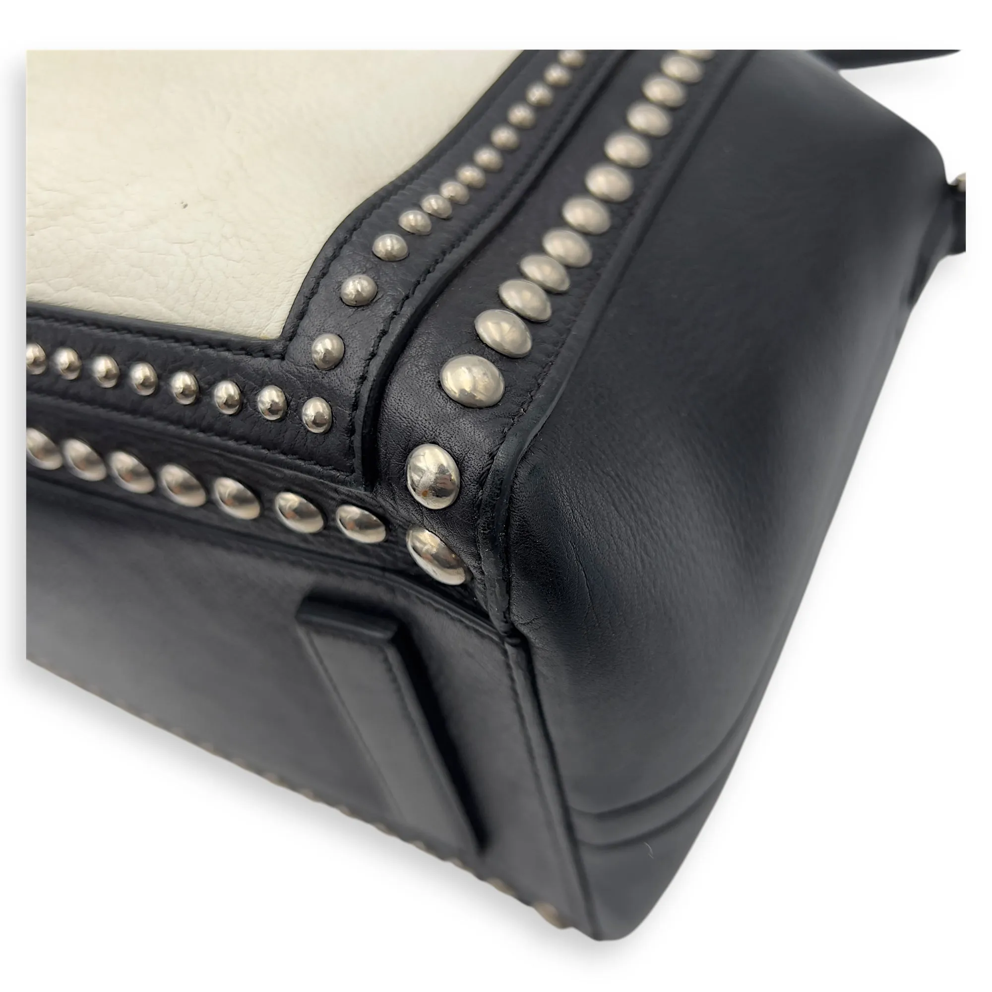 Antigona Top Handle Bag White in Calfskin, Silver hardware