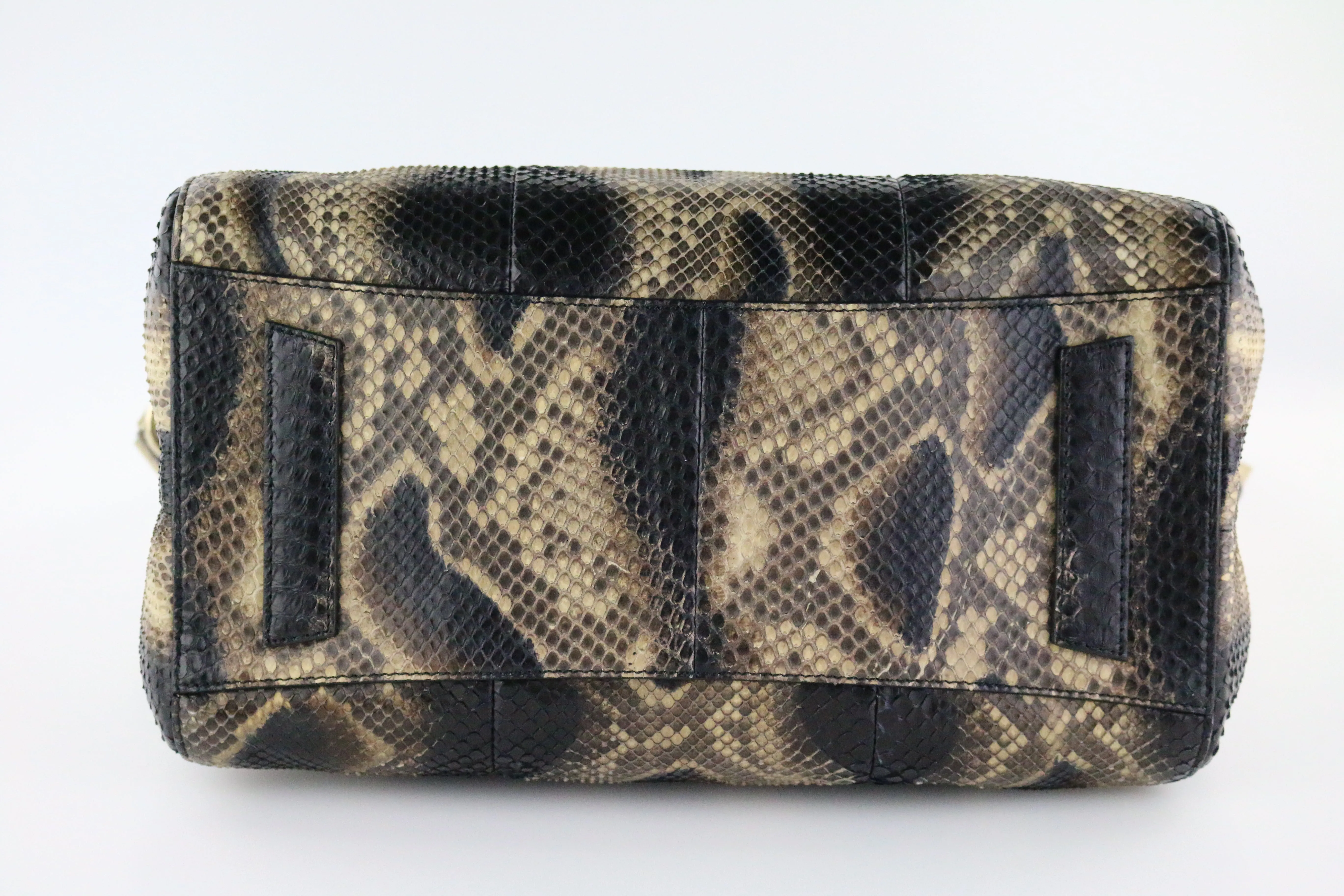 Python Medium Antigona