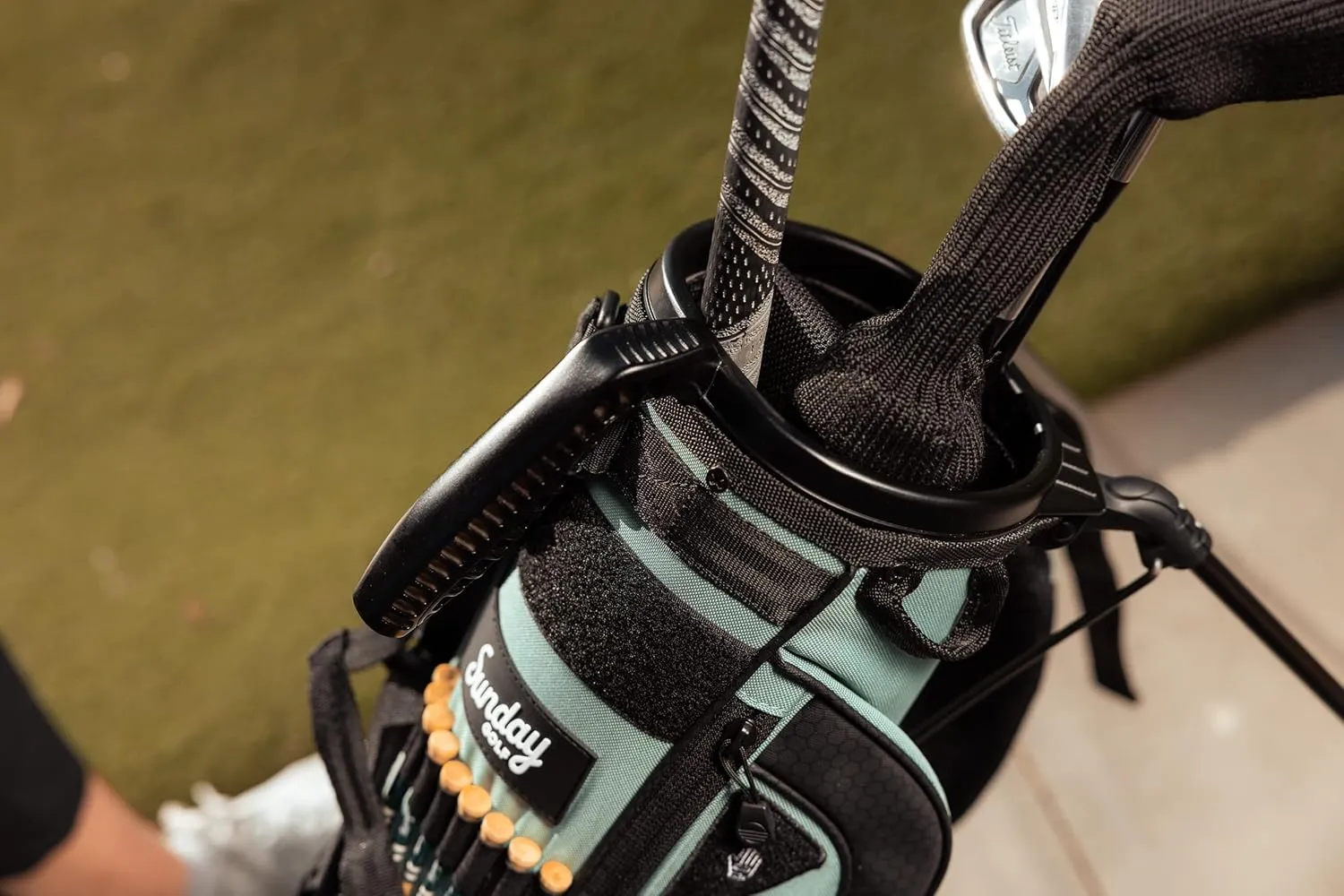 Sunday Golf Loma XL Bag - Lightweight Sunday Golf Bag with Strap and Stand  Easy to Carry Pitch n Putt Golf Bag  Golf Stand Bag for The Driving Range, Par 3 and Executive Courses, 3.4 pounds